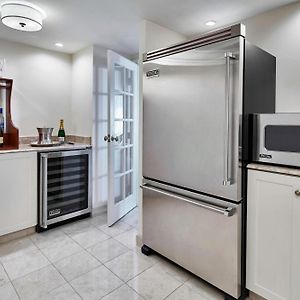 One-Bedroom Corner King Suite